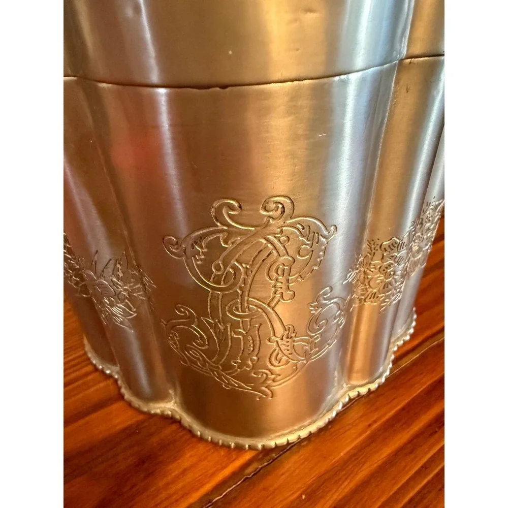 Tea Caddy Canister Unisex OS Silver Excellent Engraved Scalloped Metal